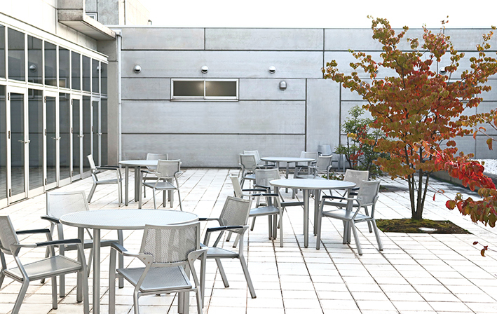 休憩時間に賑わう、居心地のいい中庭。