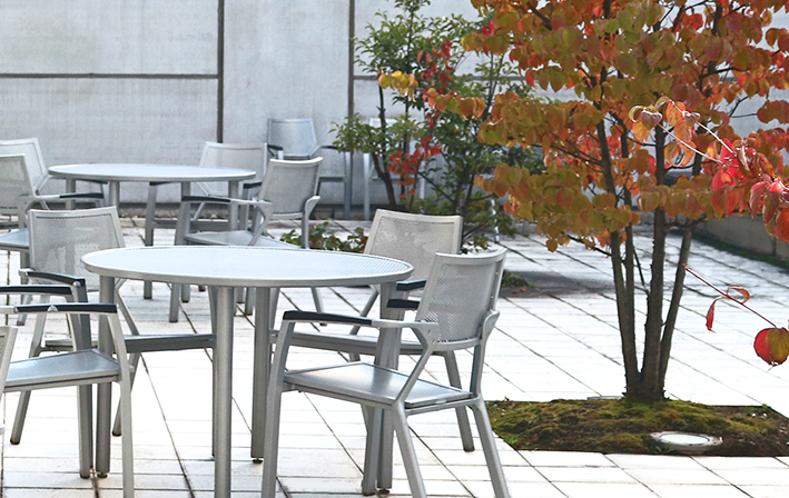 休憩時間に賑わう、居心地のいい中庭。