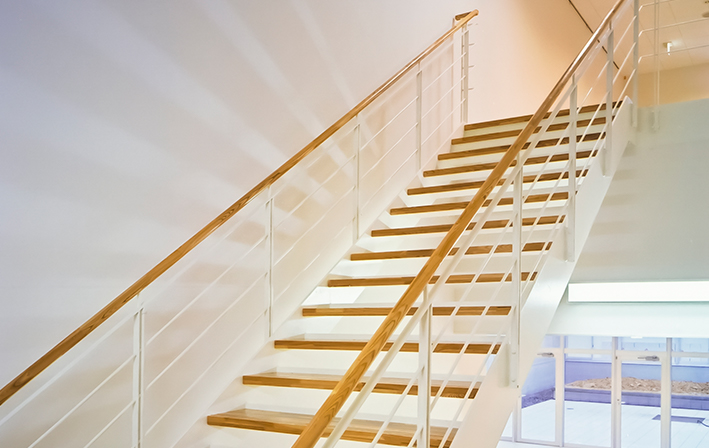 日差しが注ぐ階段をあがり2階フロアへ。