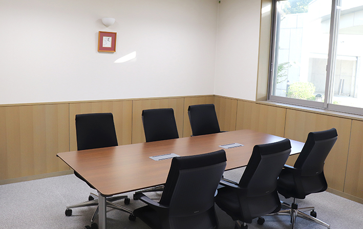 お客様を迎える、明るい応接室。