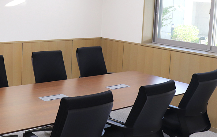 お客様を迎える、明るい応接室。