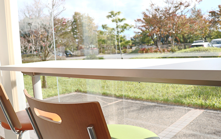 カフェのようなラウンジのカウンター席。