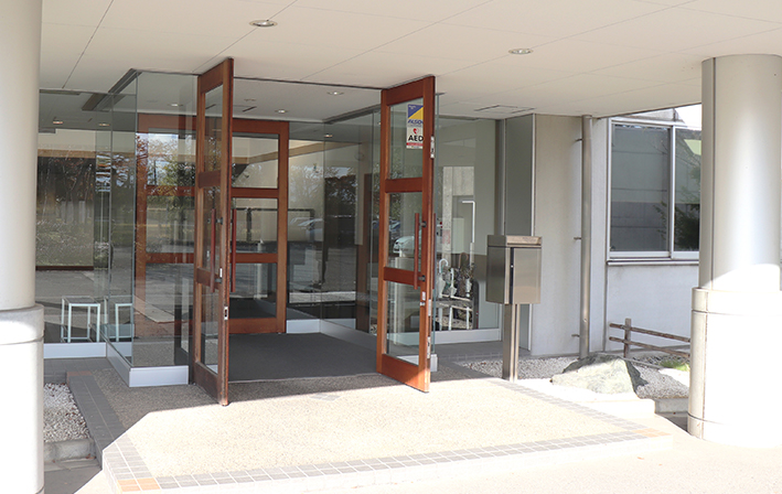 ガラスの扉が印象的なエントランス。