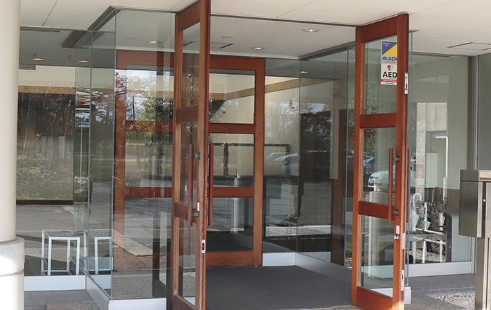 ガラスの扉が印象的なエントランス。